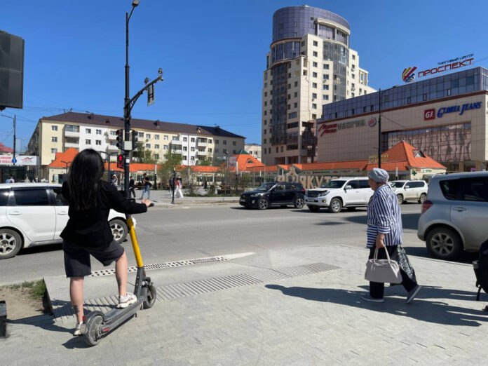 Пользователей электросамокатов могут оштрафовать до 30 тысяч рублей в Якутске Штраф за езду на электросамокате компании Whoosh по два и более человек в Якутске составляет от 10 000 до 30 000 рублей. Нарушения фиксируют представители кикшеринга, работающие в разных точках города. Также о подобных случаях могут сообщать жители столицы через публичный чат. Подробнее читайте по ссылке Фото: пресс-служба мэрии Якутска