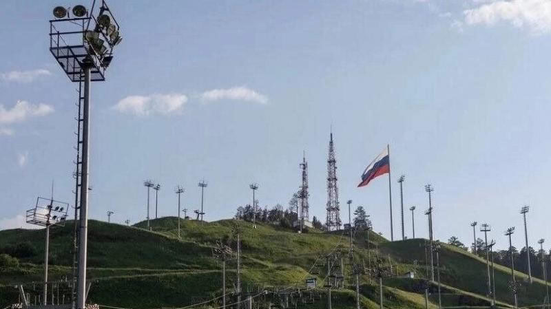 В Красноярске с 12 июня начнёт работать канатная дорога на Николаевскую сопку. Об этом сообщили в комплексе «Сопка». Подъёмник будет доступен для пассажиров с 11:00 до 19:00. Последний подъём и спуск запланирован на 18:30. Стоимость поездки составит 100 рублей в одну сторону и 200 рублей — за проезд туда и обратно. Билеты можно купить на кассе многофункционального комплекса «Сопка» или через систему «Платёжка». #красноярск