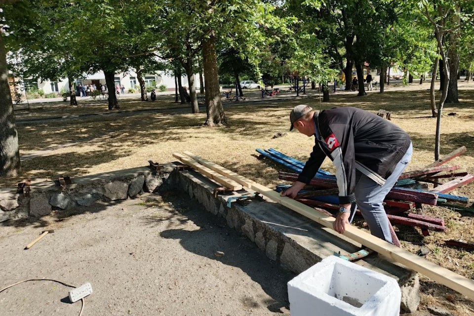 В Новой Каховке благоустраивают сквер на площади Сельских строителей В Новой Каховке проводят работы по благоустройству сквера на площади Сельских строителей. Территория общественного пространства для отдыха, прогулок и занятий спортом, находится под постоянным контролем коммунальщиков. Как сообщила администрация Новокаховского городского округа, в рамках работ по благоустройству были установлены новые сиденья на скамейках, а также произведен покос травы.