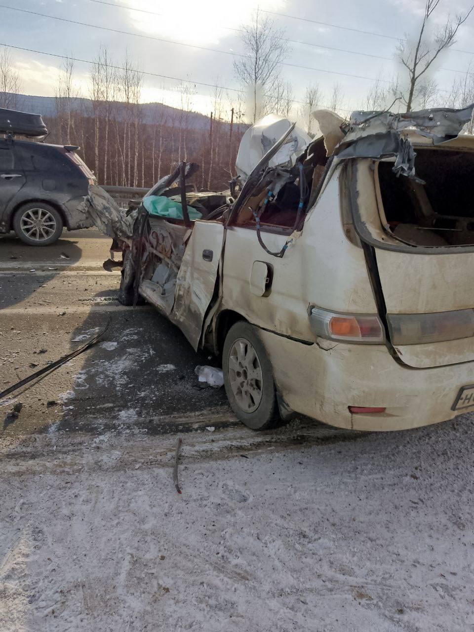 В Бурятии водитель легковушки заснул за рулём и врезался в большегруз Жуткое ДТП произошло в селе Ильинка Прибайкальского района Водитель Тойоты Гайя заснул за рулем и выехал на встречку В итоге легковушка совершила лобовое столкновение с большегрузом Как сообщает Прибайкалье инфо водители обоих автомобилей не пострадали Пассажир Тойоты скончался на месте