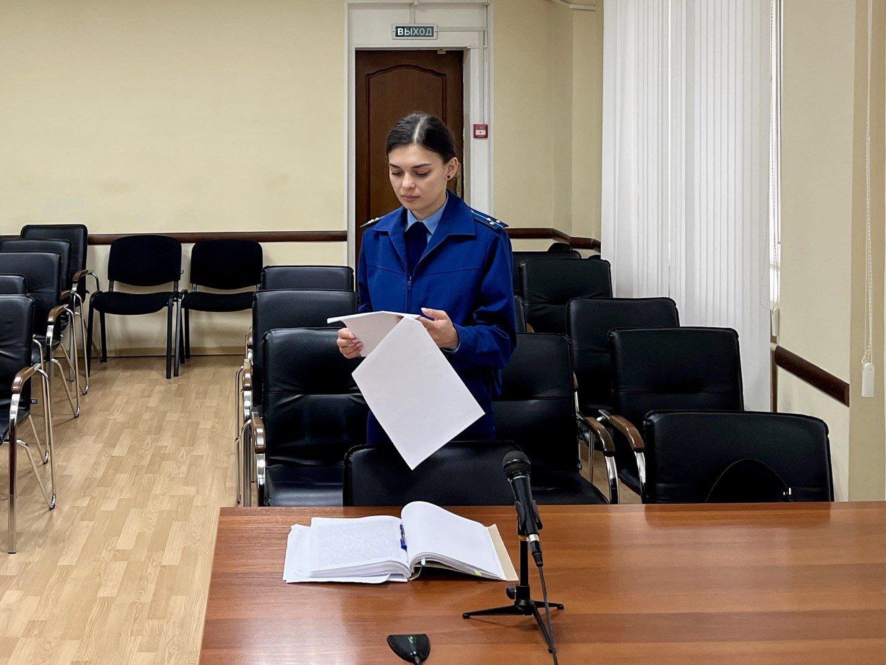 В Ставрополе вынесен приговор по уголовному делу о реабилитации нацизма Прокуратурой Ставропольского края поддержано государственное обвинение по уголовному делу в отношении четырех жителей Александровского округа. Они признаны виновными в совершении преступления, предусмотренного ч. 4 ст. 354.1 УК РФ осквернение символов воинской славы России . В суде установлено, что в декабре 2023 года подсудимые осквернили памятник «Братская могила красных партизан, воинов Советской армии и мирных жителей, павших смертью храбрых в годы Гражданской и Великой Отечественной войн» в селе Грушевском Александровского округа. С учетом позиции государственного обвинителя суд назначил подсудимым наказание в виде лишения свободы на срок от 1 года до 1 года 6 месяцев с отбыванием в колонии-поселении. Приговор не вступил в законную силу.