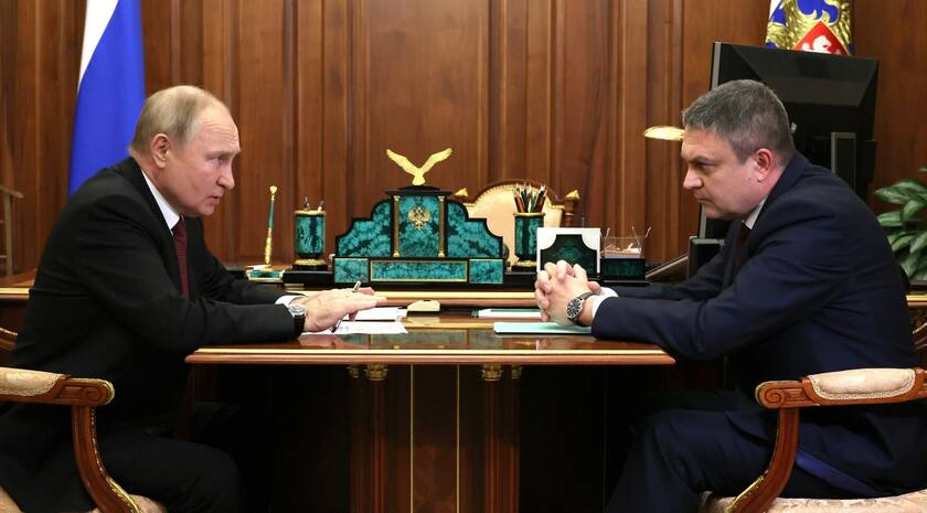 Президент РФ Владимир Путин рассказал, что находится в постоянном контакте с главой ЛНР Леонидом Пасечником. Президент провел сегодня встречу с главами муниципальных образований. Глава Старобельского муниципального округа ЛНР Владимир Чернев доложил о ходе восстановления округа.  «Если вы видите, что что-то мешает, пожалуйста, без всякого стеснения [обращайтесь] к руководителю региона, с которым мы постоянно в контакте. Мы с ним не так часто встречается, как хотелось бы, но постоянно в контакте: он мне звонит, если нужно, я снимаю трубку и звоню. Здесь у нас связь налажена напрямую», — сказал Путин.   Президент подчеркнул, что в регионе предстоит решить много проблем, накопившихся из-за украинской власти, которая только выкачивала ресурсы из земель и людей. Для этого российские власти разработали масштабную программу восстановления исторических регионов.