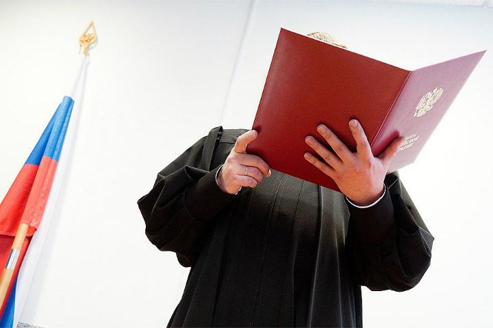 Депутата осудили за незаконно срубленную 61 лиственницу Депутат одного из наслегов был еще и бизнесменом. Он заключил контракт с образовательным учреждением на поставку топливной древесины на участке Верхоянского лесничества. По версии следствия, якутянин срубил здесь 61 лиственницу. Разрешительных документов у него не было. «В ходе предварительного расследования мужчина возместил причиненный ущерб в полном объеме. Приговором суда подсудимый признан виновным, ему назначено наказание в виде двух лет лишения свободы условно с испытательным сроком два года», - сообщили в СУ СКР РС Я . Фото: Алексей Булатов