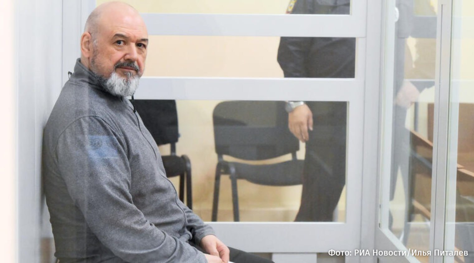 Бывший генерал майор Александр Оглоблин осужденный к 9 годам за взятки попросил отправить его на СВО Он не стал обжаловать приговор сообщил Известиям его адвокат Максим Довгань После согласования с ним мы приняли решение не обжаловать приговор Он подал очередное прошения для отправки в зону СВО Ранее он уже раз десять подавал подобные прошения но никаких подвижек не было отметил защитник 2 сентября 235 й гарнизонный военный суд приговорил его к 9 годам колонии назначил штраф в размере 12 4 млн рублей и лишил звания и государственных наград По версии следствия Оглоблин получил взятку от представителей ОАО Пермский телефонный завод Телта в период с 2016 по 2021 год В обмен на это он обещал покровительство при исполнении многомиллионного гособоронзаказа на поставку устройств связи для нужд Минобороны Больше новостей тут МАХ Отправить новость