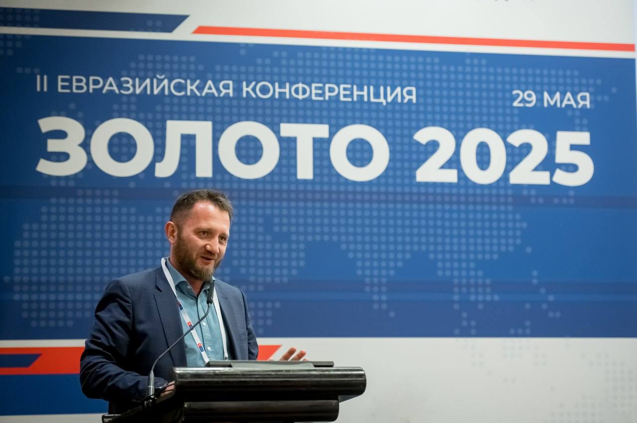 Золотодобыча в России: состояние отрасли На конференции «Золото 2025» группы #CREON обсуждали перспективы золотодобывающей отрасли в условиях растущего мирового спроса и внутренних ограничений. Руководитель проектов «Яков и Партнёры» Алексей Кобзев поделился подробным обзором состояния отрасли. Ключевые тренды и вызовы За 15 лет объем добычи в стране удвоился, при этом прирост на собственно золотых месторождениях составил 180%, а на россыпных — 40%. По словам эксперта, разница между объемами добытого и произведенного золота может объясняться потерями при добыче и складированием части руды для последующей переработки. Финансирование геологоразведки за счет федерального бюджета в среднем составляло 2–3 млрд руб. в год. В целом, с учетом инфляции в долларовом эквиваленте финансирование геологоразведочных работ на благородные металлы и алмазы снизилось примерно на 30% за последние 15 лет. Среднее содержание золота в рудах крупнейших месторождений также упало вдвое. Барьеры на пути к будущему Отрасль сталкивается с ограниченным восполнением извлекаемых запасов, низкой инвестиционной активностью и правовыми барьерами. Развитие перспективных направлений, таких как освоение техногенных месторождений и внедрение цифровых решений в геологоразведке, сдерживается отсутствием методик, механизмов перевода ОРО в объекты добычи и ограниченным доступом к геологической информации. Для сохранения долгосрочного потенциала золотодобычи необходимы комплексные меры, в том числе повышение эффективности геологоразведочных работ, внедрение современных технологий и решение регуляторных вопросов.