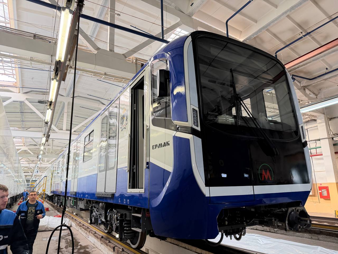 Два новых поезда метро Ермак вышли на обкатку Сейчас специалисты проводят тестовые заезды и проверяют работу всех систем в движении Каждый состав должен пройти не менее 100 километров это завершающий этап перед вводом поездов в эксплуатацию После успешных испытаний они смогут выйти на линию Один Ермак уже работает Ещё один ожидаем до конца года Всего Новосибирск получит пять таких составов