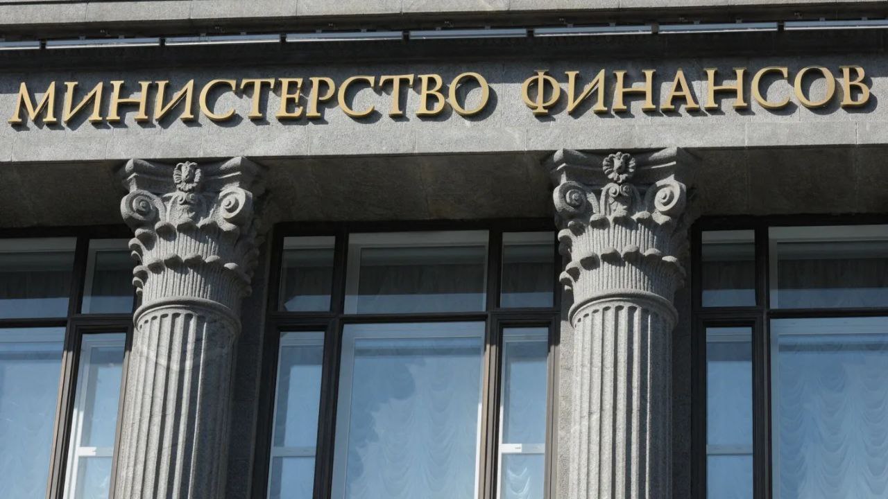 Минфин ожидает получить в бюджет от продажи изъятых активов около 100 млрд рублей. Минфин ожидает в 2025 году получить в бюджет порядка 100 млрд рублей от продажи изъятых Генпрокуратурой активов, сообщил журналистам министр финансов РФ Антон Силуанов. "Прокуратура в рамках своей деятельности работает. Часть активов передается в казну государству, мы их продаем и в этом году оцениваем поступления в порядка 100 млрд рублей от такого рода сделок", - отметил он. Б—Ж