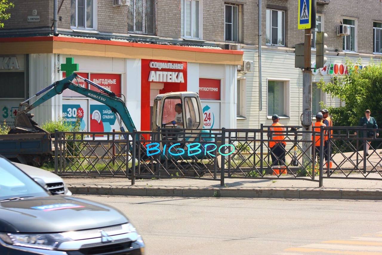 Сразу в двух местах на Ленинградской сегодня будет парализовано движение И без того многострадальная улица, вечно переполненная автомобилями, будет сегодня загружена дополнительно. Первое место. Перекресток Ленинградская / Ленина. Там дорожники перегородили единственный поворот с Ленина в сторону Ленинградского путепровода. Никаких объездных путей не замечено. Второе место Перекресток Ленинградская / Батуевская ветка. Здесь монтируют рекламный билборд. Первый ряд перекрыт в сторону жд вокзала. Да пребудет с вами терпение / реклама