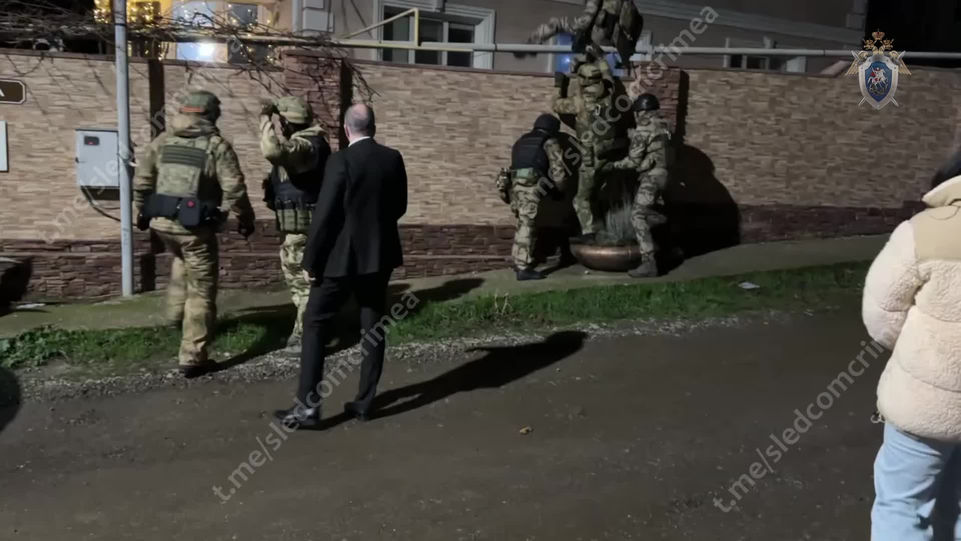 Бывшие должностные лица обвиняются в коррупции и превышении полномочий