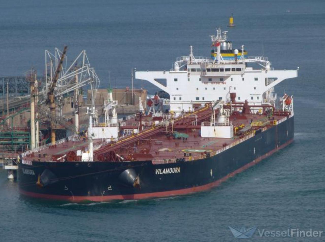 После взрыва на нефтяном танкере у берегов Ливии загрязнения окружающей среды не произошло, сообщил представитель оператора TMS Tankers.   Взрывы в машинном отделении всегда наталкивают на нехорошие мысли о их причинах  Танкер Vilamoura 2011 года постройки, под флагом Маршалловых Островов, покинул ливийский порт Зуэтина и направлялся в Гибралтар, когда в машинном отделении произошел взрыв  Сейчас судно буксируют в Грецию, куда оно, как ожидается, прибудет к 2 июля