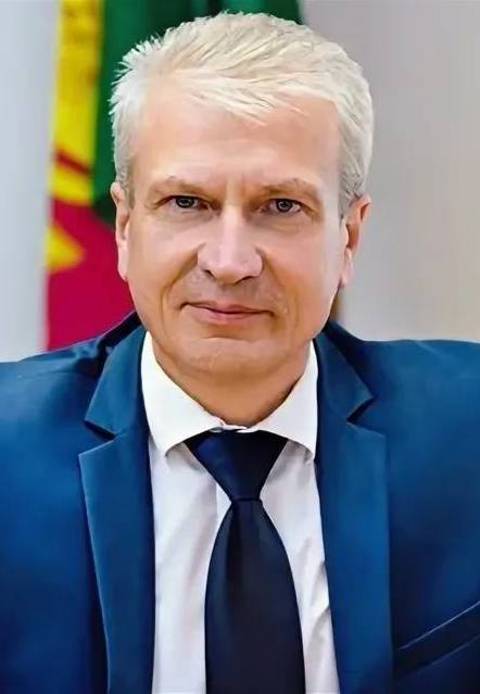 Обыски идут в администрации Отрадненского района Главу района подозревают в махинациях с землёй 16 лет назад он был подозреваемым в похожем уголовном деле В 2006 2007 годах Андрей Волненко позволил сдать в аренду федеральные земли а через год выставил их на торги и отдал частникам в пользование на 49 лет Разрешения от Росимущества на всё это не было Следствие заявляло что из за махинаций бюджет района не получил почти 23 миллиона рублей Волненко стал подозреваемым в превышении полномочий но несмотря на это заявился на выборы главы района и выиграл их Примерно тогда же его статус сменился на обвиняемого суд отстранил Волненко от должности но уже через 12 дней отменил своё же решение и мужчина спокойно вернулся к рабочим обязанностям пишет КубМэш Связь и запросы на размещение рекламы в Temruchok info bot Подпишись на Темрюк Инфо в MAX ВКонтакте Одноклассники