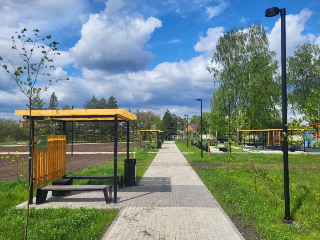 В Кораблине продолжаются работы по благоустройству центрального парка и сквера на улице Садовой Министерство ТЭК и ЖКХ Рязанской области совместно с Главархитектурой региона организовало проверку благоустройства общественных пространств в городе Кораблино. Ее результаты опубликованы в ТГ-канале комплекса энергетики и ЖКХ региона. В сообщении говорится, что в центральном парке города, проект благоустройства которого стал победителем IX Всероссийского конкурса лучших проектов создания комфортной городской среды, уже прошел основной этап работ. Завершены земляные работы, уложено более 70% тротуарной плитки, смонтированы закладные под освещение. В ближайшее время начнется установка малых архитектурных форм, скамеек, урн и декоративных элементов, а также оборудование фонтана, установка скульптуры ткачихи, многофункционального павильона и навеса с качелями. В сквере на улице Садовой, победившем во Всероссийском голосовании за проекты благоустройства – 2025, подготовительные работы полностью закончены: пли...
