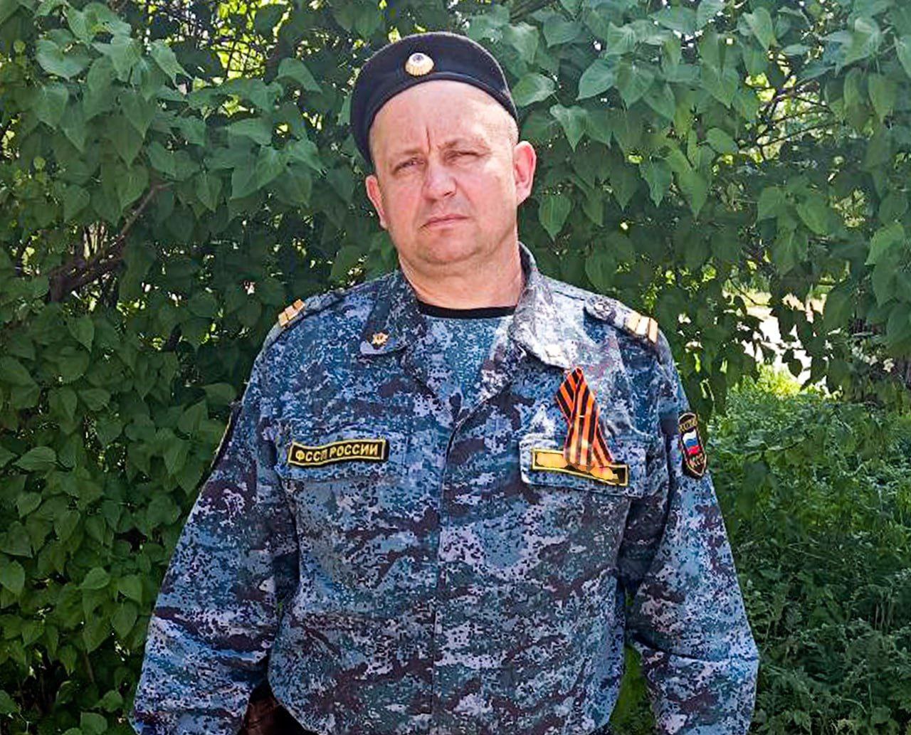 В Макеевке сотрудник службы судебных приставов проявил героизм, спасая ребёнка из охваченного огнём дома. По имеющимся данным, возвращаясь после работы в посёлок Фурманово Горняцкий район , он увидел возгорание в одном из жилых зданий и немедленно оповестил об этом находящихся поблизости людей. Одна из женщин, находившихся во дворе, сначала не придала этому значения, но затем осознала, что в горящем доме остался её ребёнок. Судебный пристав немедленно бросился в горящий дом и вывел ребёнка на улицу вместе с матерью. После этого он вызвал пожарных и скорую помощь. Благодаря его оперативным действиям никто из жильцов не пострадал. Подписаться Написать в бот