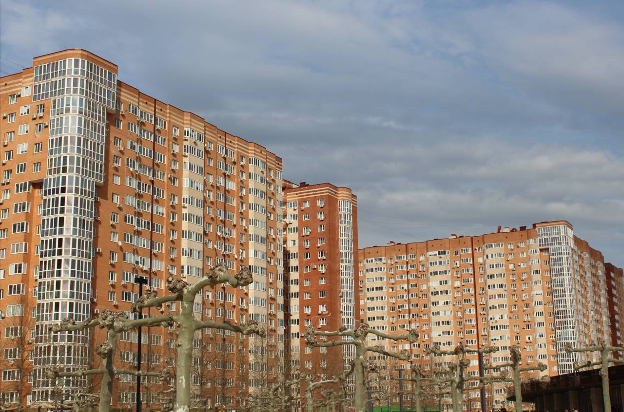 Новое жилье в России превысило стоимость квартир с ремонтом на 19% В десятку лидеров по разнице между средней ценой квадратного метра первичного и вторичного жилья среди российских мегаполисов входит Краснодар 25,4% . В Ростове-на-Дону же отмечена самая незначительная разница 2,4% . Эксперты считают, что ситуация, когда строящиеся квартиры дороже готовых, нелогична для рынка и по мере сокращения разницы в ипотечных ставках она будет меняться.