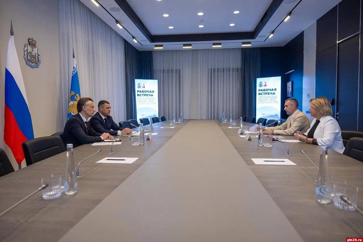 Вице-президент «Ростелекома» и губернатор Псковской области обсудили цифровое развитие региона  Рабочая встреча губернатора Псковской области Михаила Ведерникова и вице-президента — директора макрорегионального филиала «Северо-Запад» ПАО «Ростелеком» Александра Логинова состоялась 23 июля. Стороны обсудили взаимодействие по текущим проектам и перспективные направления сотрудничества.   «Ростелеком» продолжает реализацию второго этапа федеральной программы по устранению цифрового неравенства  УЦН 2.0 , предусматривающего появление современной мобильной связи в сельской местности. В этом году компания построила и ввела в эксплуатацию 6 базовых станций в деревнях Псковской области. Всего же с момента старта проекта УЦН 2.0 качественной голосовой связью и скоростным мобильным интернетом стандарта LTE  4G  в регионе было обеспечено 64 малых населенных пункта.  Детали