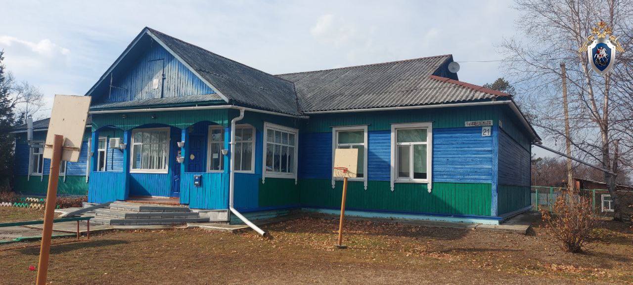 В Дальнереченске должностное лицо подозревается в фиктивном трудоустройстве своей родственницы и знакомой в детский сад сообщает СКР Приморья Следственными органами СКР по Приморскому краю возбуждено уголовное дело в отношении начальника МКУ Управления образования Дальнереченского городского округа Она подозревается в фиктивном трудоустройстве своей родственницы и знакомой в детский сад общеобразовательного вида в селе Лазо ч 3 ст 159 УК РФ мошенничество По версии следствия в период времени с июля 2023 года по сентябрь 2025 года фигурантка с целью хищения денежных средств выделяемых для оплаты труда работников образовательных дошкольных учреждений фиктивно трудоустроила в детский сад свою близкую родственницу и знакомую Таким образом женщины фактически не работая получали заработную плату За все время им было перечислено в общей сложности почти 2 5 млн рублей которыми они распорядились по своему усмотрению В настоящее время следователи устанавливают все обстоятельства произошедшего