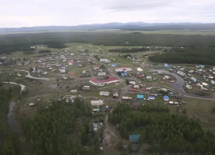 В Оймяконский район Якутии вылетела группа спасателей из Якутска Глава Якутии Айсен Николаев в ходе программы Прямой разговор на ГТРК Саха прокомментировал ситуацию с дождевым паводком в Оймяконском районе и сообщил о направлении дополнительных сил спасателей Подробнее читайте по ссылке Фото Андрей Сорокин ЯСИА yk24ru