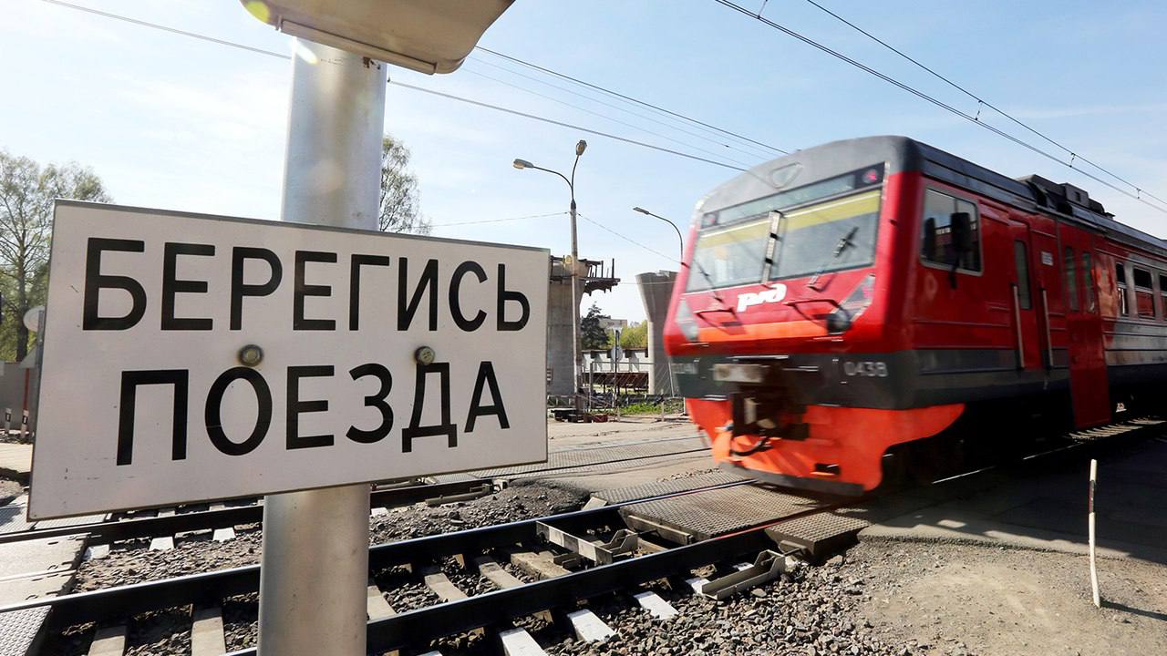 Амурчанин попал под поезд и лишился ног  На железнодорожной ветке БАМ в районе станции Улак Зейского округа под проходящий поезд попал мужчина. Пострадавшего госпитализировали в Верхнезейскую участковую больницу с диагнозом «ампутация обеих ног» и переломом левой руки.  Личность мужчины пока устанавливается.