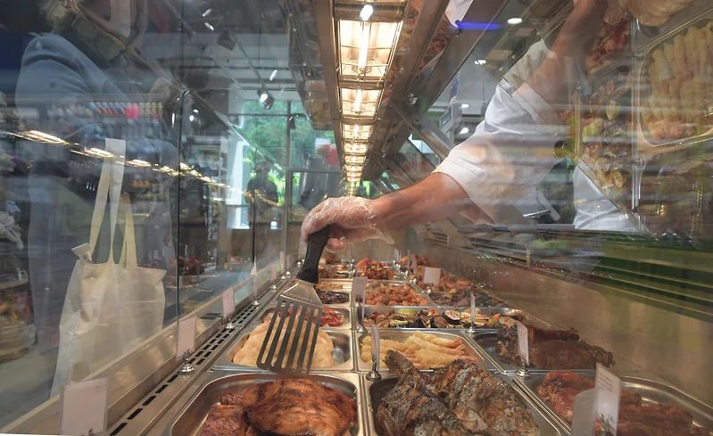 Российский рынок готовой еды стремительно растет и ожидает увеличения объема продаж с 3 8 до 14 трлн руб к 2030 году На фоне сохраняющейся популярности традиционных русских блюд борщ оливье сельдь под шубой набирает силу тренд на азиатскую кухню которая стабильно занимает третье место по популярности во всех регионах Продажи азиатских готовых блюд за год выросли на 10 40 Основными потребителями являются молодые люди до 35 лет увлеченные азиатской культурой а также россияне побывавшие в странах Азии и желающие повторить гастрономические впечатления jkinvest news jkinvest