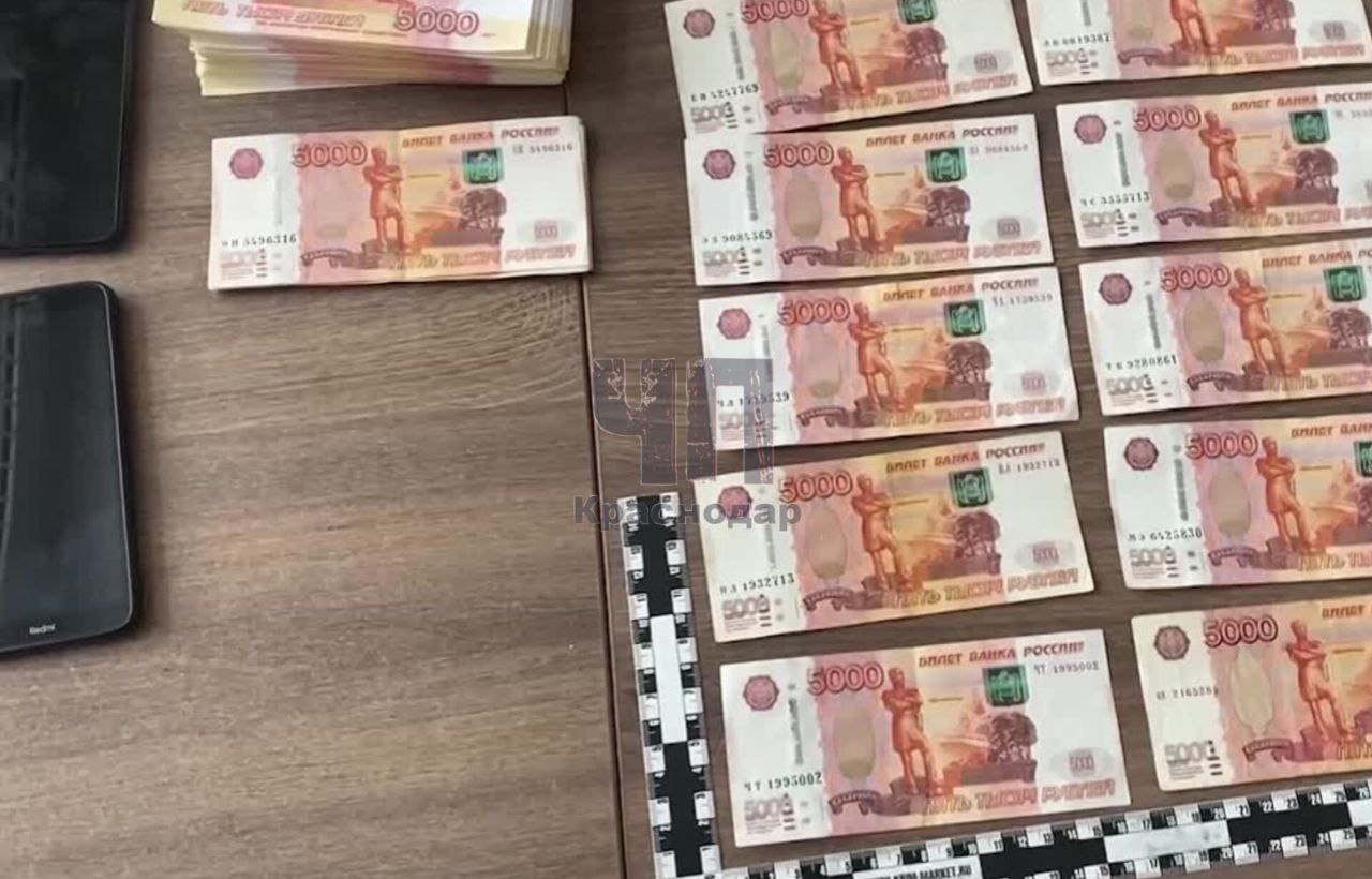 В Ейске полицейские попались на взятке! Два "блюстителя порядка" решили подзаработать на контрафактном алкоголе– выявили склад с паленым бухлом и, вместо того чтобы изъять его, решили "подоить" директора. За 300.000₽ обещали не трогать часть продукции и обеспечить "крышу". Директор, обратился в ФСБ. В итоге, при передаче денег полицейских повязали. Теперь им светит 7 лет строгого режима.