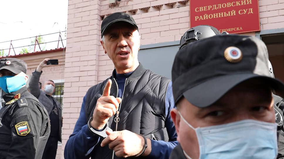 Анатолий Быков переедет из Карелии поближе к родственникам Защитники красноярского бизнесмена Анатолия Быкова сообщили об удовлетворении судом просьбы перевести его в другую колонию. Анатолий Быков сейчас находится в ИК-9 в республике Карелия. Он просил отправить его в другую колонию, ближе к месту жительства родственников. Но Петрозаводский городской суд и представители ФСИН отказались сделать это. Тогда защита подала жалобу в Верховный суд Карелии. «Верховный суд РФ на месте постановил не отказывать Анатолию Быкову в переводе. В течение ближайшего месяца он будет этапирован из ИК-9 Республики Карелия», — рассказала защита. В какой именно регион переведут Быкова, не сообщается. Напомним, краевой суд приговорил Быкова к 20 годам колонии строгого режима за организацию заказных убийств и подстрекательство к ним в 1990-е и 2000-е. Newslab