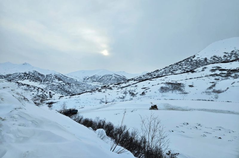 На Камчатке на золоторудном месторождении лавина накрыла людей В районе Агинского золоторудного месторождения в Мильковском округе сошла лавина По имеющейся информации под снежной массой оказались люди передаёт РАИ КАМЧАТКА ИНФОРМ Данные о пострадавших уточняются В МЧС региона подтвердили информацию о сошедшей лавине однако спасатели ведомства к операции пока не привлекаются Вероятно там работают сотрудники противолавинной службы которые дежурят на месторождении КАМЧАТКА ИНФОРМ новости Камчатки в Telegram Фоторепортажи и эксклюзивные материалы на kamchatinfo com НАПИСАТЬ НАМ