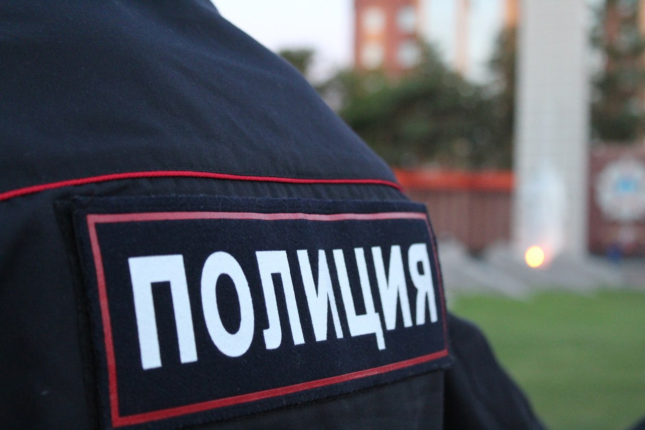 Участковым уполномоченным полиции межмуниципального отдела МВД России Шимановский проводится проверка по заявлению жительницы города проживающей по улице Набережной Женщина сообщила что сосед произвёл выстрел из арбалета в её козу Участковым уполномоченным полиции опрошены участники инцидента Изъят арбалет предварительно устройство не является оружием Причастный к произошедшему объяснил свой поступок тем что женщина не реагирует на его неоднократные замечания о том что животные постоянно находятся на самовыгуле и забираются на его автомобиль для того чтобы питаться листьями деревьев Процессуальное решение будет принято по окончании проверки