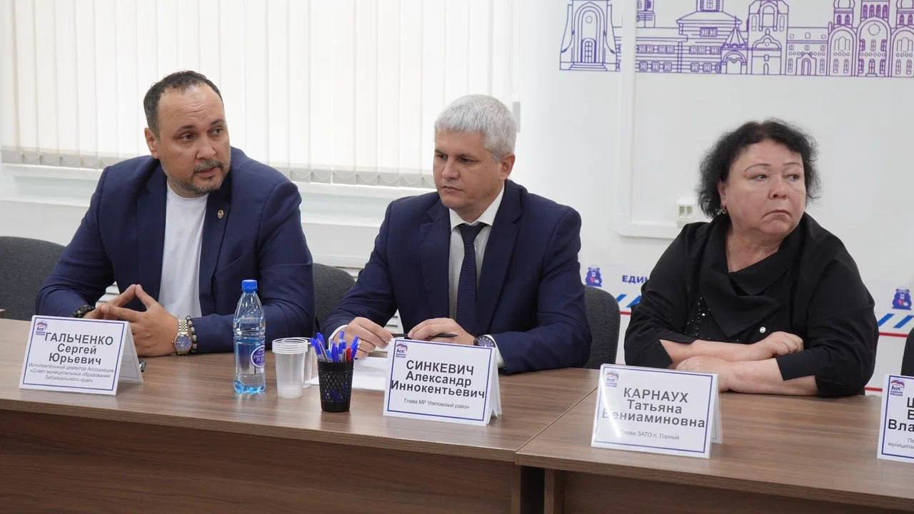 Глава Улётовского округа Александр Синкевич: Реформа власти и объединение в округа – требование времени Улётовский район преобразован в округ в конце прошло года. Глава Александр Синкевич во время круглого стола «Муниципальные округа: развитие местного самоуправления в Забайкальском крае» рассказал о плюсах нововведений. «Реформа эта была необходима именно сейчас, в той точке, на которой находится уровень развития нашей страны. Реформа назрела и на практике тот опыт небольшой, который мы уже имеем, показывает, что она действительно эффективно работает. Почувствовали это даже те, кто изначально был против. Обычно противниками выступают главы поселений, сейчас многие из них действительно осознали и почувствовали на себе удобство работы в новой системе. По прошествии полугода, как мы живем в режиме округа, мы поняли, что постепенно повышается управляемость самой системы самоуправления, управление финансами, снимается административная нагрузка с глав поселений», - сказал Александр Синкевич. Он отметил, форма общественного самоуправления осталась в виде ТОСов. И этот формат стал удобным для многих депутатов местных советов. Они продолжают вместе с главой решать вопросы своих поселений. «Недавно завершился конкурс проектов ТОС «Решаем сами». На территории округа сейчас создано 34 ТОСа, хотя в районе их было 11. Те активные люди, которые раньше были депутатами советов, стали активными членами ТОСов. Те, кто получили средства на реализацию проектов, активно реализуют их на территории населенного пункта выделенные губернатором средства. Они не остались в стороне, а точно так же продолжают трудиться вместе с главой на благо своей территории. Большинство мифов и страхов у тех, кто процедуру перехода в округ еще не прошел, на практике развеиваются, а плюсы, в которые многие не верят, действительно имеются», - добавил Александр Синкевич. Напомним, по итогам конкурса «Решаем сами», инициированного губернатором Забайкальского края Александром Осиповым, Улётовский округ получил 4,6 миллиона рублей. Подписывайтесь: