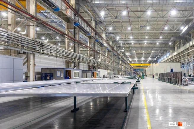 В Приморском крае начнется строительство завода по выпуску газобетонных блоков, стеновых панелей и вентиляционных шахт. Проект реализует компания «АБК ЛИДЕР», ставшая резидентом территории опережающего развития «Большой Камень». Об этом сообщили в Министерстве Российской Федерации по развитию Дальнего Востока и Арктики. Производственная мощность предприятия составит 300 тысяч квадратных метров продукции в год. Благодаря применению современных технологий и мерам государственной поддержки себестоимость изделий будет в среднем в два раза ниже рыночной. Это позволит выпускать продукцию по более доступной цене. Начать работу завод планирует в четвертом квартале 2027 года. Объем инвестиций в проект составляет 1,1 миллиарда рублей. На предприятии создадут 45 рабочих мест. Подписаться