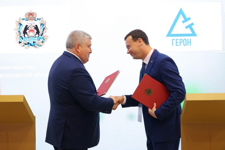 Производство беспилотников и промышленных нитей откроют в Боровичах В Боровичах ООО «Герон» планирует наладить сборку беспилотных летательных аппаратов, а также производство нити по ГОСТ из модакрила и арамида, используемой в сфере промышленной безопасности и намотку оптоволоконных катушек. Соглашение на полях ПМЭФ – 2025 подписали глава региона Александр Дронов и генеральный директор ООО «Герон» Владимир Христюк. «Организация высокотехнологичного производства – это важный шаг для Новгородской области. Благодаря статусу резидента, инвестор сможет воспользоваться налоговыми льготами. Реализация этого проекта в нашем регионе особенно актуальна, учитывая действующий экспериментальный правовой режим в сфере цифровых инноваций по эксплуатации беспилотных авиационных систем», – отметил Александр Дронов. В рамках проекта планируется создать 35 новых рабочих мест, а общий объем инвестиций составит 230 миллионов рублей. Реализация проекта намечена на 2026 год.