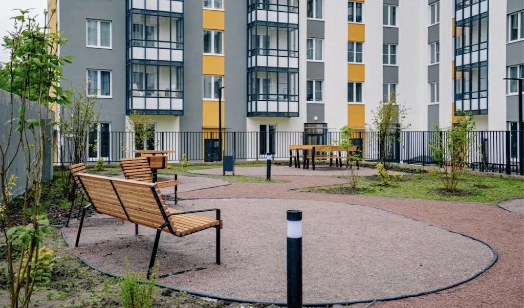 Эксперты обозначили перспективы развития КРТ в Санкт-Петербурге Комплексное развитие территорий КРТ становится одним из ключевых инструментов для освоения городов. В Санкт-Петербурге комплексное освоение имеет свои ограничения из-за дефицита земельных участков. Тем не менее, именно этот механизм способен решить задачи по развитию социальной, коммунальной и транспортной инфраструктуры территорий. К такому выводу пришли участники конференции «Тренды комплексного развития городских территорий в регионах», организованной деловым изданием «Ведомости Северо-Запад» на полях ПМЭФ. Для регионов комплексное освоение территорий является эффективным механизмом для создания комфортной городской среды, особенно в условиях нехватки свободной земли. Однако для успешной реализации таких проектов требуется преодоление ряда организационных и нормативных сложностей. Участники дискуссии рассказали: - Почему КРТ становится единственным эффективным механизмом развития городов и регионов. - В чем особенности комплексного развития Северной столицы. - Почему банки отдают предпочтение финансированию проектов КРТ. Подробнее — в материале на нашем сайте. : «Самолет» Подпишитесь на «Ведомости Северо-Запад»