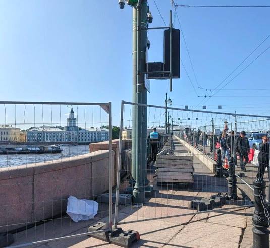На Дворцовом мосту закрыли пешеходную часть в обе стороны. С сегодняшнего вечера и до завтрашнего утра пешеходная часть переправы будет закрыта из-за подготовки к «Алым парусам». Будьте внимательны и выбирайте заранее свой маршрут Эй, Питер!