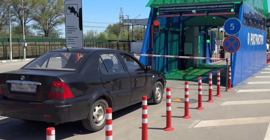 Новые портальные досмотровые комплексы ускорят прохождение пунктов пропуска в Джанкое и Армянске на админгранице на севере Крыма в 5 раз, сообщили в минтрансе России. Комплексы позволяют непрерывно сканировать транспортный поток, выявляя опасные грузы. При этом процедура даже не требует выхода водителя из автомобиля. В минтрансе уточнили, что сейчас через пункт пропуска Джанкой проходит до 5500 машин в день, через Армянск – 1500