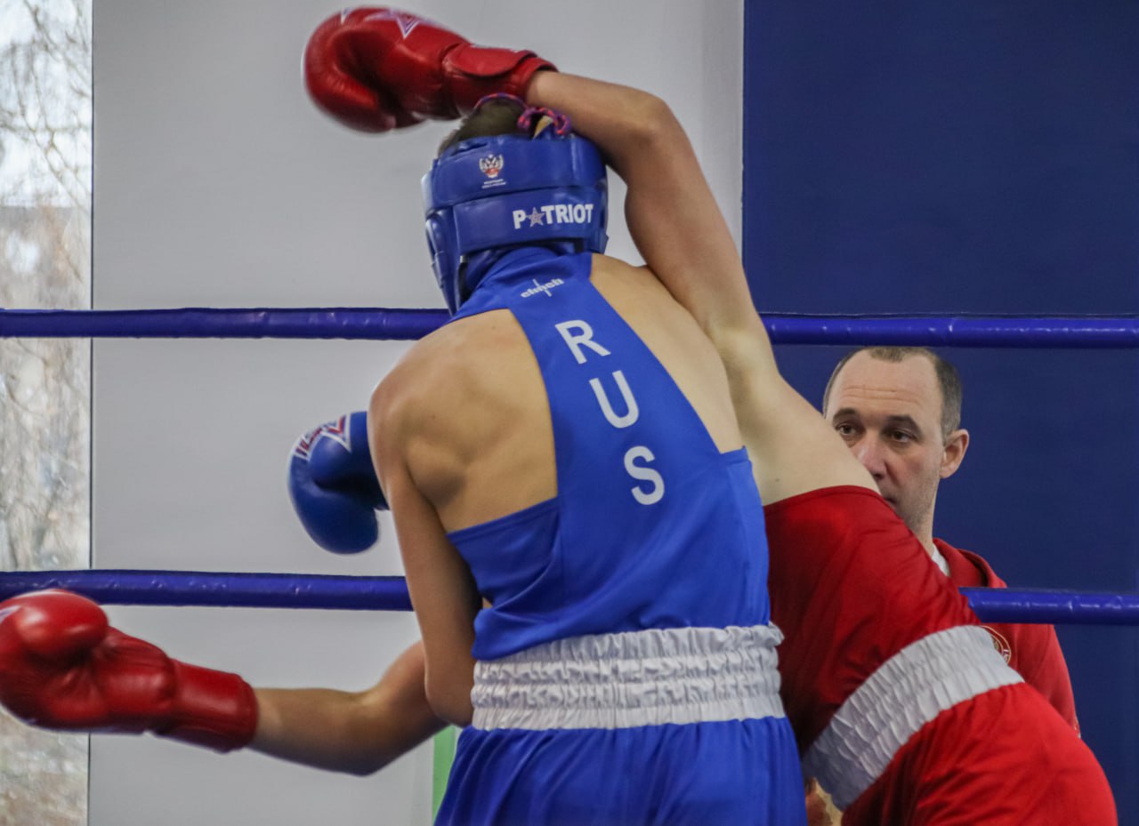 В Луганске прошёл чемпионат и первенство ЛНР по боксу    В состязаниях приняли участие спортсмены со всей Луганской Народной Республики. Участники чемпионата – боксеры в возрасте от 19 до 40 лет, первенство же включает 2 возрастные категории – 15-16 и 17-18 лет.   – С 6 по 7 декабря проводятся заключительные в этом году соревнования по боксу. В состязаниях принимают участие ребята из Стаханова, Алчевска, Луганска и других городов Республики, – отметил тренер по боксу Алексей Насонов.    Он добавил, что регулярное проведение соревнований позволяет укрепить спортивные традиции региона и привить молодежи правильные ценности.  – Бой прошел отлично. Я смог отработать основные навыки ведения боя и наработать дополнительное мастерство. Одной из своих самых больших побед я считаю бронзу первенства России, которую я смог завоевать в 2023 году. Это было мое самое большое достижение в моей карьере, но я верю, что у меня все еще впереди, – делится спортсмен из Луганска Михаил Щербаков.    Организатор – Минспорта ЛНР.   Источник: Газета Республика            Вконтакте       Одноклаcсники