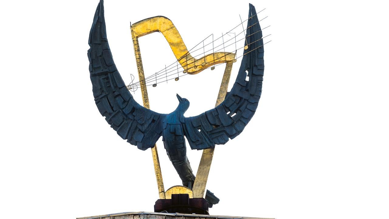 6 ноября 2025 года в Государственном Кремлевском Дворце состоится юбилейный гала концерт Театру Наталии Сац 60 Праздничный вечер в честь юбилея первого и единственного в мире театра оперы и балета для детей и юношества который сегодня под руководством народного артиста РФ Георгия Исаакяна стал признанным центром музыкального искусства Зрителей ждет авторский концерт спектакль художественного руководителя балета театра Кирилла Симонова На одной сцене соберутся артисты балета оперы и хора а также друзья театра звезды мирового уровня Евгения Образцова Большой театр Дарья Павленко экс прима Мариинского театра Игорь Колб Большой театр Беларуси и другие гости В программе самые эффектные и любимые публикой фрагменты из хитов хореографического репертуара театра Шахерезады Н Римского Корсакова Маскарада на музыку А Хачатуряна Спящей красавицы П Чайковского Синей птицы И Саца и Е Подгайца RICHARDCAPRICCIO на музыку Р Штрауса Аэлиты на музыку Р Глиэра Карнавала К Сен Санса Ромео и Джульетты С Прокофьева Половецких плясок А Бородина и других спектаклей Юбилей Гала пройдет в сопровождении оркестра театра под управлением главного дирижера Артема Макарова Юбилей Гала проходит в рамках Х фестиваля Видеть музыку при финансовой поддержке Министерства культуры Российской Федерации Проект реализуется при поддержке Президентского фонда культурных инициатив teatrsats москва театр