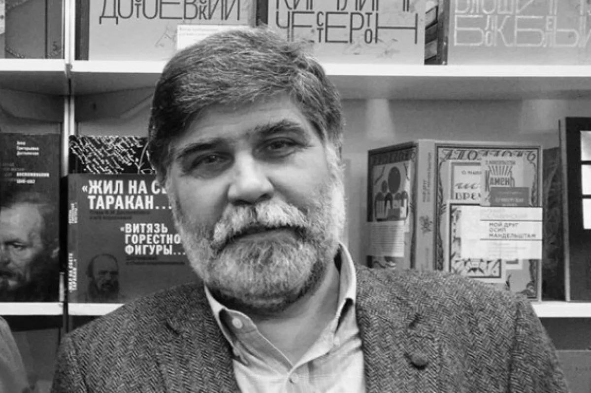 Умер крупнейший исследователь Петербурга Достоевского Борис Тихомиров Доктор филологических наук президент Российского общества Федора Достоевского и заместитель директора Литературно мемориального музея Достоевского Борис Тихомиров скончался в Петербурге на 73 м году жизни Тихомиров более трех десятилетий оставался одним из ведущих исследователей творчества Достоевского Его труды в том числе книга комментарий к Преступлению и наказанию и Достоевский Литературные прогулки по Невскому проспекту получили признание как среди ученых так и у широкой публики Исследователь также участвовал в работе топонимической комиссии города и активно поддерживал молодых специалистов Коллеги называют его крупнейшим знатоком темы Петербург Достоевского и одним из наиболее авторитетных участников международных конференций посвященных писателю Подробности тут Комитет по культуре Санкт Петербурга