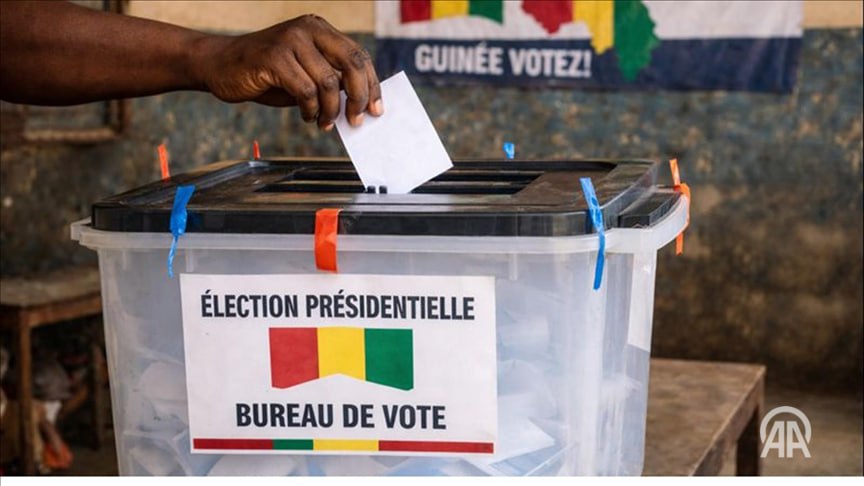В Гвинее началось голосование на первых после военного переворота 2021 года президентских выборах В стране зарегистрировано около 6 7 млн избирателей открыто 24 тыс избирательных участков огласно заявлению Министерства территориального управления и децентрализации в связи с выборами сухопутные и морские границы будут временно закрыты с полуночи субботы 27 декабря до полуночи воскресенья 28 декабря Также сообщается что воздушные границы будут закрыты сегодня с 05 00 до 20 00 Меры приняты для обеспечения безопасности избирателей кандидатов членов избирательных комиссий и избирательных материалов Подробнее на нашем сайте v aa com tr 3783151 24 7 в сутки с Агентством Анадолу