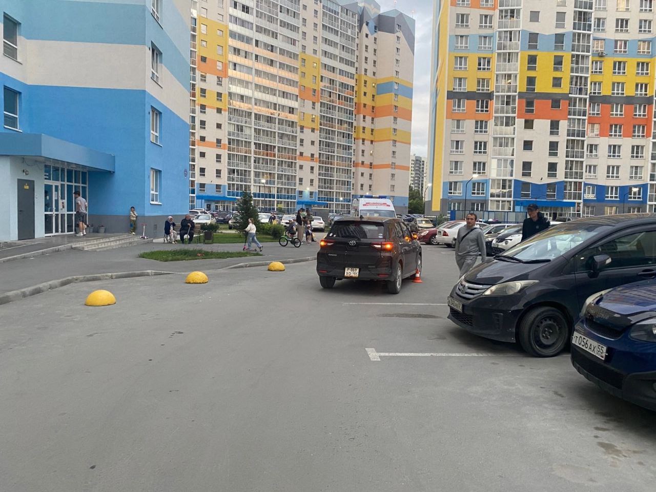 В Новосибирске водитель Toyota сбил ребёнка на самокате В среду, 25 июня, в 20:55 водитель 1991 года рождения на автомобиле Toyota Raize сбил мальчика 2019 года рождения, который ехал на самокате по двору на улице Ясный Берег, 7. Мальчик получил травмы и был доставлен в больницу. На месте происшествия работали сотрудники полиции, которые выясняют все обстоятельства случившегося. Горсайт