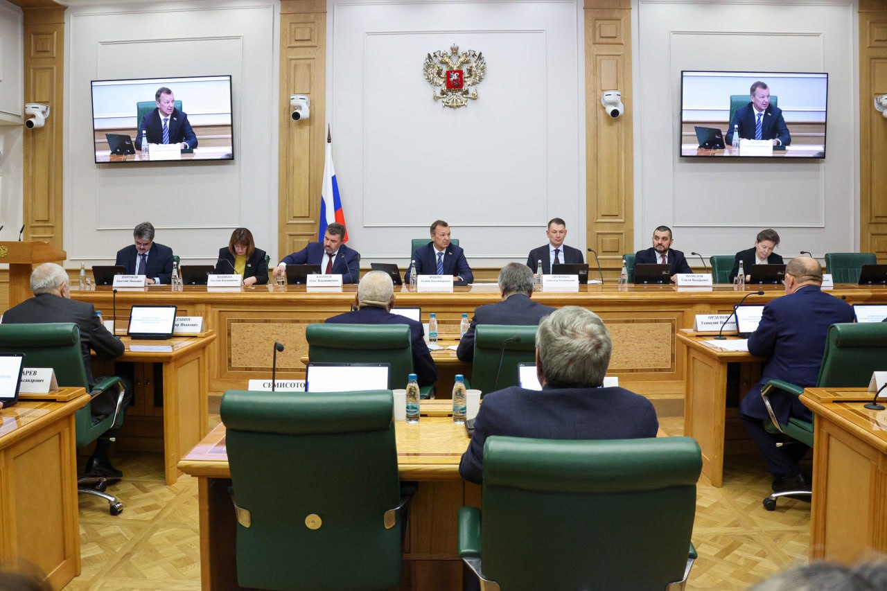 В Совете Федерации обсудили стратегию развития минерально сырьевой базы России 25 ноября 2025 года Руководитель Роснедр Олег Казанов принял участие в Парламентском диалоге в Совете Федерации Федерального Собрания РФ Встречу провел первый заместитель Председателя СФ Андрей Яцкин В ходе диалога Олег Казанов представил сенаторам ключевые направления работы Роснедр по развитию минерально сырьевой базы страны Особое внимание было уделено вопросам находящимся в зоне ответственности агентства финансированию геологоразведочных работ обеспечению отрасли квалифицированными специалистами формированию Геологической платформы БРИКС а также развитию работ по отработке техногенных россыпных месторождений золота и добыче редких и редкоземельных металлов Андрей Яцкин подчеркнул особое внимание Президента России к вопросам формирования ресурсного суверенитета страны а также отметил перспективность построения экономики замкнутого цикла путем вовлечения в оборот отходов недропользования Предотвращение накопления отходов и их негативное влияние на окружающую среду в повестке большинства регионов страны Новые технологии позволяют извлекать то что ранее было неизвлекаемым подчеркнул Андрей Яцкин Руководитель Роснедр подробно ответил на вопросы сенаторов касающиеся деятельности ведомства и обозначил пути решения актуальных задач в сфере недропользования Во встрече также приняли участие статс секретарь заместитель Министра природных ресурсов и экологии и РФ Светлана Ходнева аудитор Счетной палаты РФ Сергей Мамедов представители министерств ведомств и субъектов Российской Федерации   Проведение Парламентского диалога подтвердило важность координации между Федеральным Собранием и Роснедрами для решения стратегических задач развития минерально сырьевой базы России Следите за ключевыми новостями отрасли подписывайтесь на Роснедра в MAX