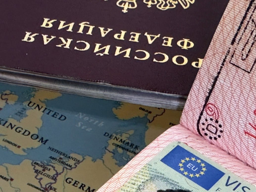 Генконсульство Болгарии в Петербурге приостановило приём документов на визы С 3 июня Генконсульство Болгарии в Санкт-Петербурге прекратило приём документов на визы типа D, а с 10 июня — на краткосрочные туристические визы типа C. Об этом сообщила Ассоциация туроператоров России. На официальных сайтах консульства и визового центра объявлений нет, информация размещена только на входе в консульство. В визовом центре Петербурга нет свободных слотов до 16 июня, в Москве — до 23 июня. По предварительным данным, ограничения продлятся до последней недели июня и связаны с праздниками в странах Евросоюза. Фото: Максим Бадиков, Коммерсантъ Подписывайтесь на «Ъ-СПб»