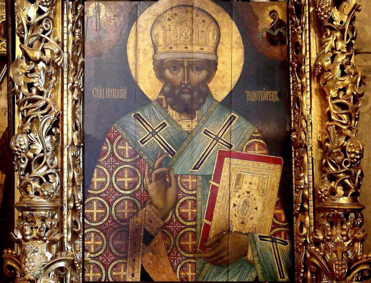Святитель Николай Чудотворец 19 декабря празднуется день его преставления О нём конечно написано много но приведу некоторые факты для напоминания себе и читающим Родился в III веке в греческой колонии Патара в малоазийской римской провинции Ликия ныне территория Турции С юности посвятил себя служению Богу раздав имущество нуждающимся Большую часть жизни служил епископом в Мирах современный Демре в Турции Участвовал в Первом Вселенском соборе 325 год где активно противостоял ереси Ария Скончался в глубокой старости Точный год смерти предмет дискуссий среди учёных разные версии относят это событие к периоду между 334 и 351 годами В 1087 году мощи святого были перенесены в город Бари Италия где находятся и сегодня Одно из известных деяний тайная помощь обедневшему отцу трёх дочерей Чтобы спасти девушек от бесчестия святой Николай трижды подбрасывал в их дом узелки с золотом что позволило обеспечить их приданым Другим знаменитым чудом было спасение города Миры от голода по молитве святителя Церковь называет святого Николая защитником всех утешителем скорбящих прибежищем для страдающих столпом благочестия и поборником верующих Помимо основных дат 22 мая 11 августа и 19 декабря Церковь чтит память Николая Чудотворца еженедельно каждый четверг В этот день во многих храмах служатся молебны с чтением акафиста святителю