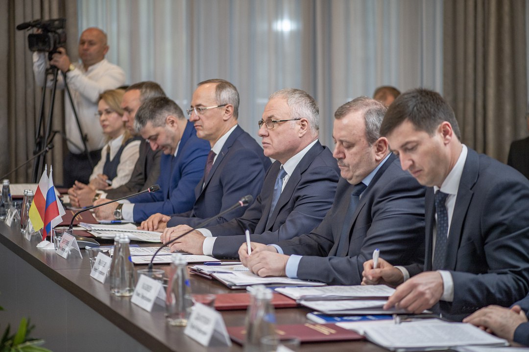 В Северной Осетии состоялось заседание двустороннего Комитета МВД России и МВД Республики Южная Осетия по сотрудничеству органов внутренних дел приграничных районов  В деловой встрече приняли участие министры внутренних дел обеих республик – генерал-лейтенант полиции Демьян Лаптев и генерал-майор милиции Эрислав Мамиев, начальники различных управлений и служб ведомств, руководители оперативных подразделений ГУ МВД России по СКФО, директор Совместного информационно-координационного центра органов внутренних дел полковник полиции Василий Шепелев.  Российскую делегацию возглавил начальник ГУ МВД России по СКФО генерал-полковник полиции Сергей Бачурин, который от имени Министра внутренних дел Российской Федерации генерала полиции Российской Федерации Владимира Колокольцева выразил слова благодарности югоосетинским коллегам за участие в мероприятии.  В ходе мероприятия обе стороны доложили об исполнении требований Решения заседания двустороннего Комитета и Плана сотрудничества МВД по РСО – Алания совместно с МВД Республики Южная Осетия, о результатах активного взаимодействия ведомств по предупреждению терроризма и экстремизма, выявлению наркотрафика и незаконной миграции, противодействию легализации похищенного автотранспорта, а также по розыску лиц, скрывающихся от органов следствия, дознания и суда.  В конструктивном диалоге присутствующие рассмотрели вопросы взаимодействия и по другим приоритетным направлениям правоохранительной деятельности обеих республик, в частности обеспечение безопасности дорожного движения.    Подробности читайте на портале МВД МЕДИА