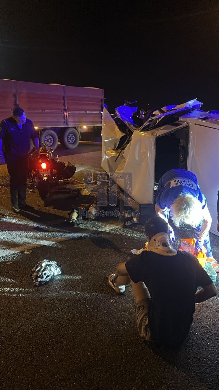Три человека погибли в жёсткой аварии на Кубани!  Вчера поздно вечером на трассе в Абинском районе столкнулись «Семёрка» и мотоцикл «Ямаха».  22-летний водитель автомобиля ВАЗ, поворачивая на заправку, не пропустил мчащий по прямой мотоцикл. Сила удара была такова, что машина опрокинулась на бок.  Водитель байка погиб на месте. Его 34-летняя пассажирка и 18-летняя пассажирка отечественной легковушки позже скончались в больнице. Водитель и ещё два пассажира легковушки в больнице с тяжелыми травмами.  Какую скорость развил байкер с двойкой, пока не ясно, это пытаются установить сетевые эксперты.