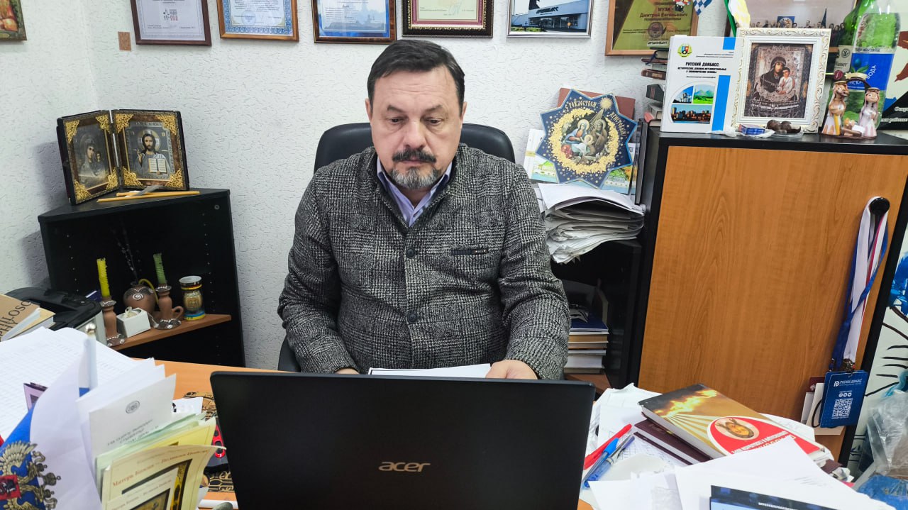 Заведующий кафедрой культурологии принял участие в конференции посвященной наследию Александра Сергеевича Панарина 12 декабря в стенах московского Дома национальностей состоялась научно практическая конференция приуроченная к юбилею выдающего русского философа политолога и писателя уроженца города Горловки А С Панарина Этот мыслитель известен тем что был выпускником философского факультета МГУ имени М В Ломоносова Он стал первым заведующим вновь открытой в СССР кафедры политологии в alma mater Затем возглавлял сектор социальной философии Института философии РАН А С Панарин автор 17 монографий и учебников посвященных фундаментальным проблемам философии истории политологии и культурологии Его книги были переведены и изданы на английском языке Следует отметить что Александр Сергеевич прочитал 5 лекций на историческом факультете ДонГУ в октябре 2000 года В работе конференции приняли участие политики ученые священники писатели Среди них Степанов Анатолий Дмитриевич главный редактор информационно аналитической службы Русская народная линия член Союза писателей России Миронов Сергей Михайлович руководитель партии Справедливая Россия Бабурин Сергей Николаевич президент Международной славянской академии наук образования искусств и культуры доктор юридических наук лидер политической партии Российский общенародный союз РОС Дворцов Василий Владимирович писатель публицист Председатель Совета по прозе Союза писателей России Игумен Кирилл Сахаров настоятель московского храма святителя Николая на Берсеневке член Союза писателей России и др Профессор Муза Д Е который является учеником А С Панарина презентовал доклад на тему Уроки А С Панарина где были сделаны акценты на базисных текстах Россия в цивилизационном процессе 1994 Вторая Европа или Третий Рим 1996 Реванш истории российская стратегическая инициатива в XXI веке 1998 Глобальное политическое прогнозирование 2000 и Православная цивилизация в глобальном мире 2002 Было показано что контрапункт русской культуры и цивилизации выводит в духовно значимому и морально оправданному содержанию Вел конференцию Председатель Правления Фонда славянской письменности и культуры Редкий Леонид Юрьевич