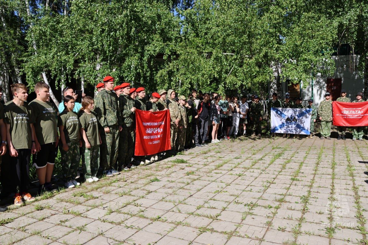 В Самарской области открылись соревнования учащихся "Школа безопасности – 2025" В селе Зольное городского округа Жигулёвск состоялось открытие XXV региональных соревнований учащихся «Школа безопасности – 2025». В мероприятии принимают участие юные спасатели в составе 10 команд со всей области. В программе соревнований такие испытания, как - пожарная эстафета, поисково-спасательные работы, маршрут выживания и преодоление полосы препятствий. Заместитель начальника Главного управления МЧС России по Самарской области по гражданской обороне и защите населения Алексей Крючков поздравил ребят с началом соревнований, пожелал уверенности, силы духа и ярких побед на всех этапах состязаний. Соревнования продлятся до 30 мая, подарив участникам не только новые знания и навыки, но и незабываемые эмоции и крепкую дружбу.