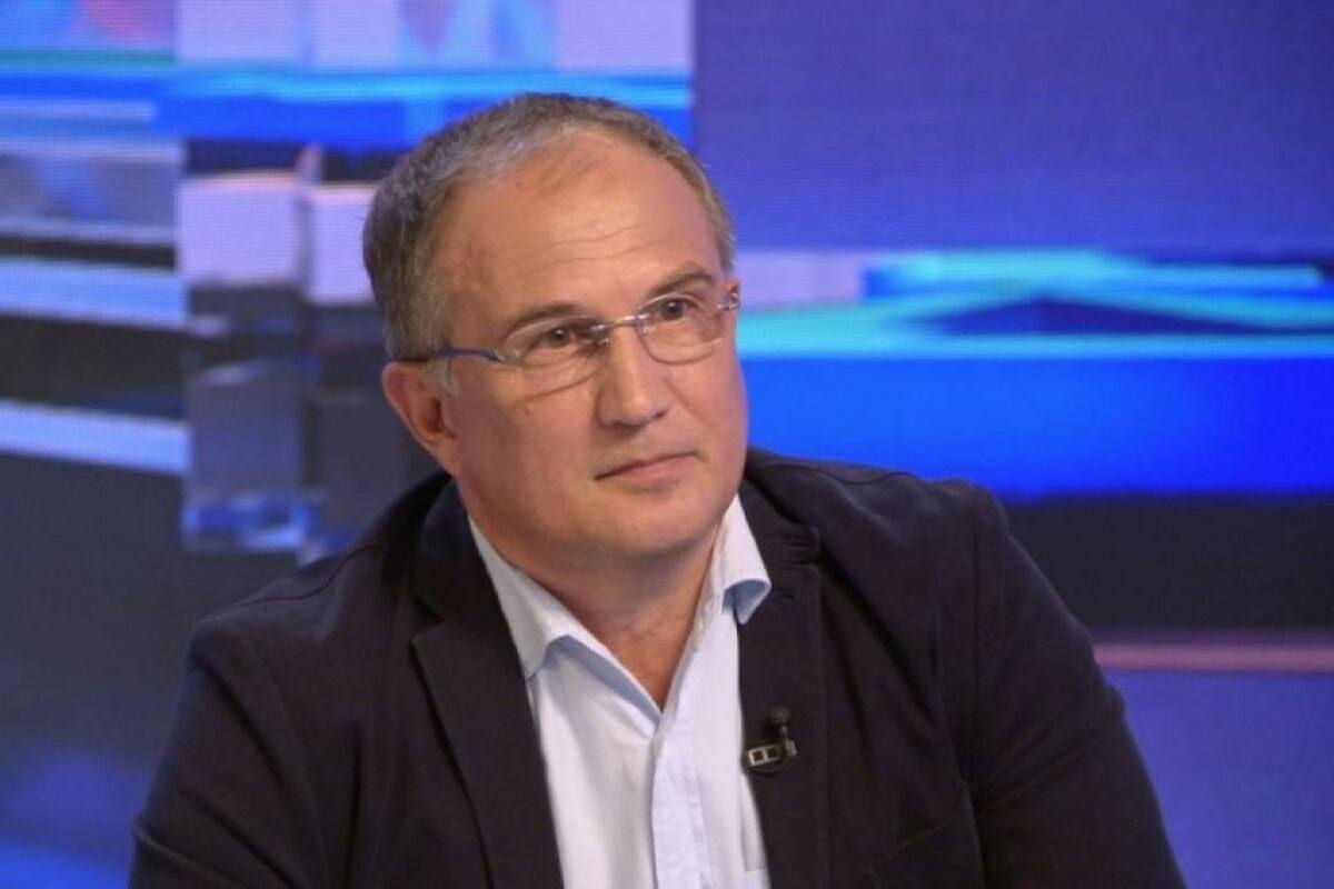 Политолог Константин Калачев в разговоре с РБК Уфа отметил, что избрание Назарова председателем совета директоров Башкирской содовой компании говорит о том, что Башкирия сохраняет контроль над деятельностью предприятия. «Мы прекрасно помним историю этой компании, и очевидно: если БСК сейчас возглавляется премьер-министром республики, если Башкирии принадлежит значительный пакет акций, то можно говорить, что компания находится в сфере влияния республики и ее руководства и не вышла за пределы башкирского трека. И, собственно говоря, этот контроль снимает многие вопросы о том, что активы башкирские уходили куда-то из-под контроля республики. Больше чем уверен, что компетенции Андрея Назарова, безусловно, пригодятся на этом посту. Насколько я помню, весной президент подписывал указ об исключении БСК из перечня стратегических предприятий, и, мне кажется, сейчас эта история как раз важна по одной простой причине — в республике остается крупный налогоплательщик, республика осуществляет контроль, новый руководитель — человек, безусловно, компетентный, и его компетенции помогут дальнейшему развитию компании», — говорит эксперт. РБК-УФА