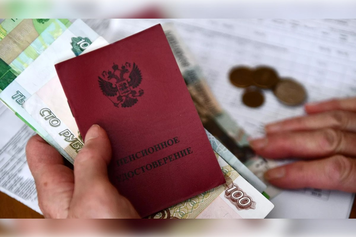 В России пенсии женщин впервые с 2015 года превысили пенсии мужчин Средняя величина назначенных пенсий для женщин, зарегистрированных в системе Социального фонда, впервые с 2015 года оказалась выше, чем у мужчин. По состоянию на 1 января 2025 года, средний размер назначенной пенсии для пенсионеров составил 23 175 рублей. В частности, для женщин эта сумма достигла 23 249 рублей, а для мужчин – 23 028 рублей. В 2024 году пенсии женщин составляли 20 745 рублей, а мужчин – 20 854 рубля. Статистические данные доступны с 2015 года. Тогда, по информации на 1 января, средний размер назначенных пенсий у женщин составлял 10 663 рубля, а у мужчин – 11 346 рублей. В последующие годы показатель среди мужчин всегда был выше, чем у женщин. Фото: Павел Лисицын, РИА Новости