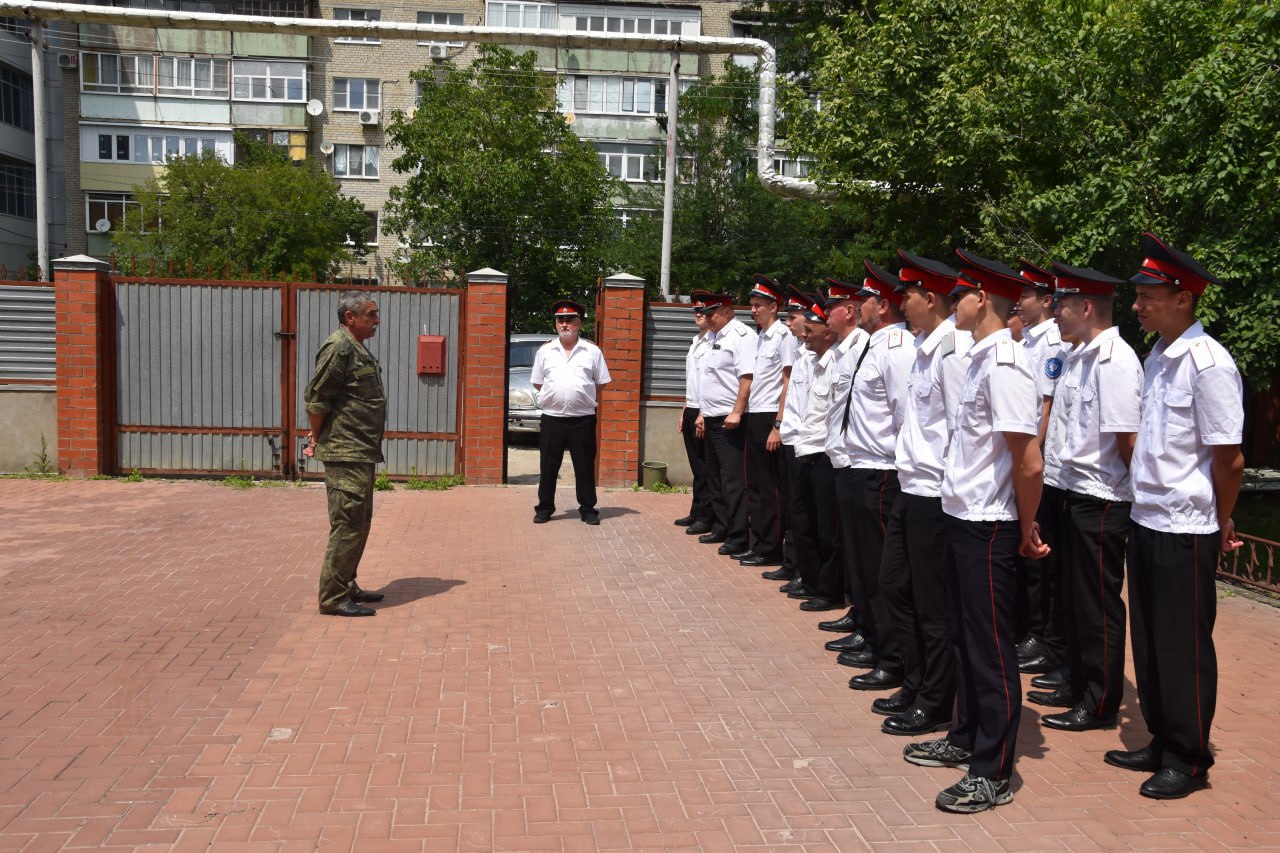 Встреча по вопросам контрактной службы В Абинском районе провели рабочую встречу, посвященную вопросам пополнения казаками рядов мобилизационного людского резерва. В мероприятии приняли участие начальник штаба районного казачьего общества Анатолий Травкин, военный комиссар Абинского и Северского районов Валерий Черкашин. Они подробно рассказали казакам, что такое мобилизационный людской резерв, каковы цели его формирования и как пополнить его ряды. Кубанским казачьим войском заключено соглашение с командующим войсками Южного военного округа по порядку привлечения членов общества в качестве кандидатов в мобилизационный людской резерв Вооруженных Сил Российской Федерации. Пополнившие мобилизационный людской резерв не отправляются в зону проведения специальной военной операции, а выполняют служебные задачи на территории края.