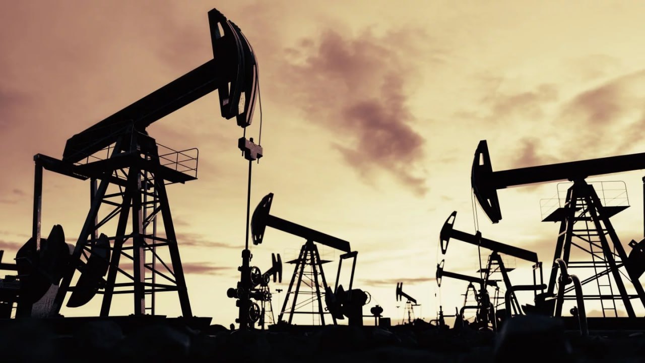 ОПЕК принуждает Казахстан ещё сильнее сократить добычу нефти Секретариат ОПЕК получил обновлённые данные по сокращению добычи от Казахстана России Ирака Омана ОАЭ и Кувейта сообщает Reuters На онлайн встрече с представителями государств ранее превышавших квоты представители организации подчеркнули необходимость полного соблюдения компенсационных планов На Казахстан взвалили основную ответственность за соблюдение квот и сокращение добычи В плане и раньше фигурировали драконовские цифры по урезанию добычи а теперь требования стали ещё более суровыми Основную часть компенсационного сокращения обеспечит Казахстан следом идут Ирак ОАЭ и Россия говорится в сообщении Reuters Действительно согласно обновлённому плану Казахстан должен будет компенсировать два млн 917 тысяч баррелей в сутки за период с сентября 2025 го по июнь 2026 го В начале сентября план был ниже двух млн 630 тысяч баррелей в день Это беспрецедентные цифры Доля Казахстана в суммарном объёме компенсаций от участников ОПЕК выросла до совершенно фантастических 62 причём с декабря 2025 года требуемые сокращения исчисляются сотнями тысяч баррелей в сутки В Минэнерго РК пока никак не комментировали эту ситуацию Неизвестно каким образом Казахстан планирует соблюдать требования ОПЕК учитывая что именно расширение Тенгиза и увеличение нефтедобычи стало одним из главных драйверов роста экономики в 2025 году Ранее Минэнерго опровергло информацию что в августе процент нефтедобычи увеличился Фото Envato Elements t me orda kz