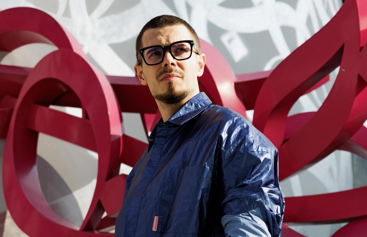 СК завершил расследование дела Никиты Ефремова о финансировании экстремистского ФБК В пресс службе Следственного комитета сообщили что в рамках дела в том числе были изъяты и проанализированы выписки с банковских счетов Никиты Ефремова изобличающие его Дело передано в суд Ранее блогер частично признал вину Ефремову вменяются шесть переводов ФБК на общую сумму 6 тысяч рублей сделанные с сентября 2021 го по февраль 2022 года Следствие утверждает что Ефремов поддерживал Фонд являясь противником действующих органов власти РФ На первом допросе он заявил что не знал о запрете на сотрудничество с ФБК После первого допроса в качестве подозреваемого предприниматель отказался добровольно передать силовикам свои устройства и пароли Фото соцсети Никиты Ефремова